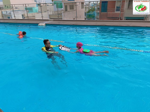 Hình ảnh hướng dẫn bé học bơi kèm riêng ở Quận 12